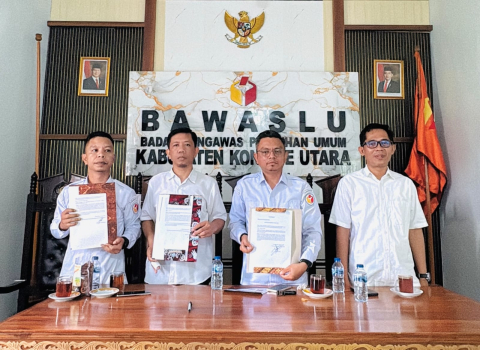 Ketua dan Anggota Bawaslu Kabupaten Konawe Utara menunjukkan dokumen Indikator Kinerja Utama (IKU) Tahun 2026 setelah melaksanakan penandatanganan IKU secara bersama-sama melalui kegiatan yang diselenggarakan oleh Bawaslu Provinsi Sulawesi Tenggara, Rabu (12/8/2026).