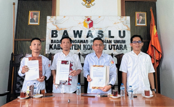Ketua dan Anggota Bawaslu Kabupaten Konawe Utara menunjukkan dokumen Indikator Kinerja Utama (IKU) Tahun 2026 setelah melaksanakan penandatanganan IKU secara bersama-sama melalui kegiatan yang diselenggarakan oleh Bawaslu Provinsi Sulawesi Tenggara, Rabu (12/8/2026).