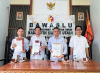 Ketua dan Anggota Bawaslu Kabupaten Konawe Utara menunjukkan dokumen Indikator Kinerja Utama (IKU) Tahun 2026 setelah melaksanakan penandatanganan IKU secara bersama-sama melalui kegiatan yang diselenggarakan oleh Bawaslu Provinsi Sulawesi Tenggara, Rabu (12/8/2026).